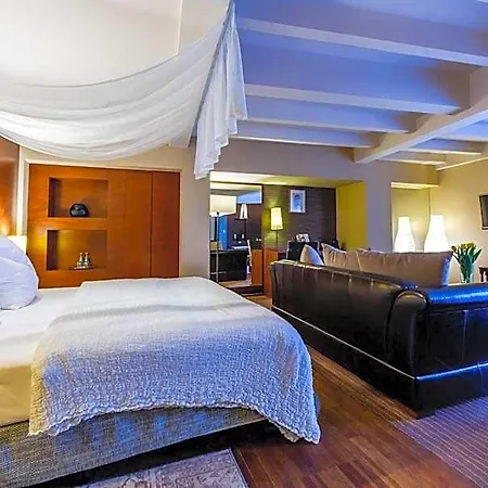 Grand Boutique Hotel 4*